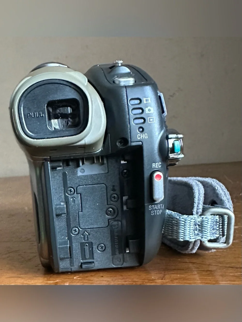 Sony DCR-DVD403 NTSC 3MP MPEG Digital Video Camera Recorder Handycam Camcorder